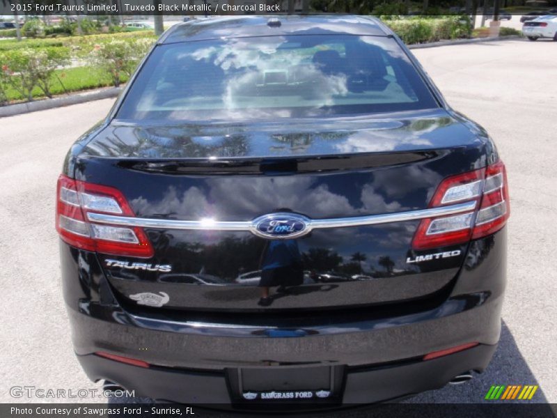 Tuxedo Black Metallic / Charcoal Black 2015 Ford Taurus Limited
