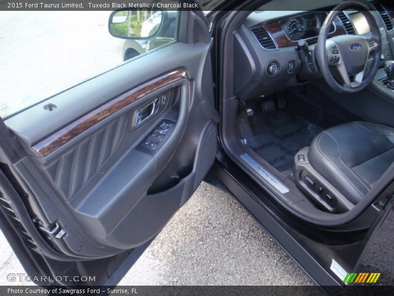 Tuxedo Black Metallic / Charcoal Black 2015 Ford Taurus Limited