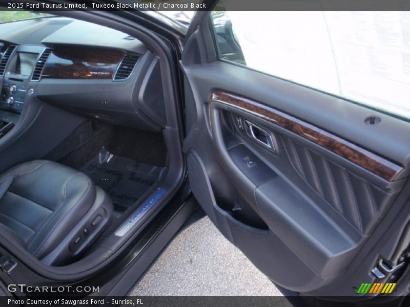 Tuxedo Black Metallic / Charcoal Black 2015 Ford Taurus Limited