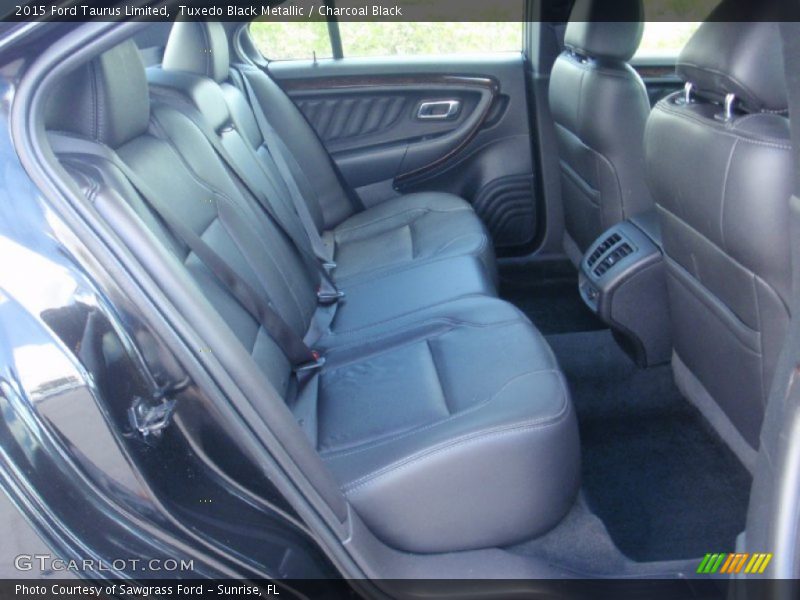 Tuxedo Black Metallic / Charcoal Black 2015 Ford Taurus Limited