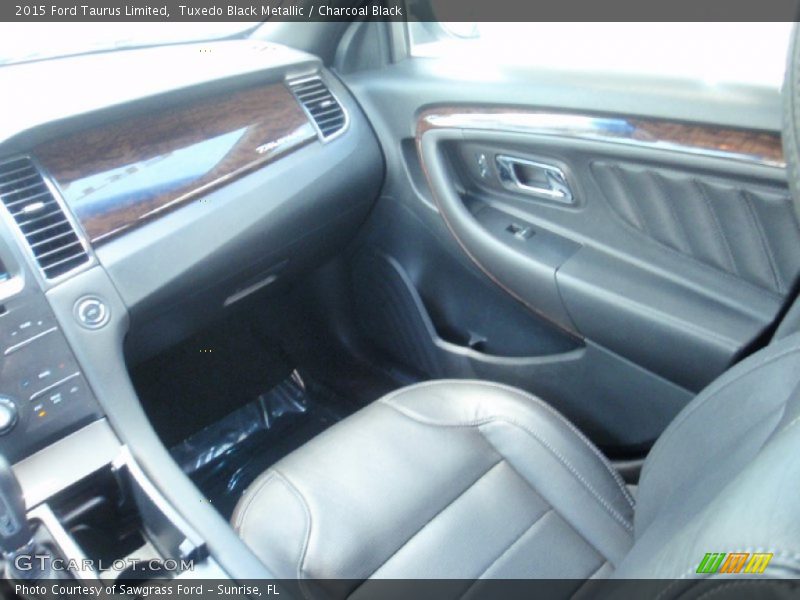 Tuxedo Black Metallic / Charcoal Black 2015 Ford Taurus Limited