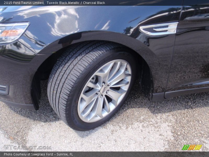 Tuxedo Black Metallic / Charcoal Black 2015 Ford Taurus Limited