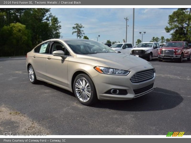 Front 3/4 View of 2016 Fusion SE