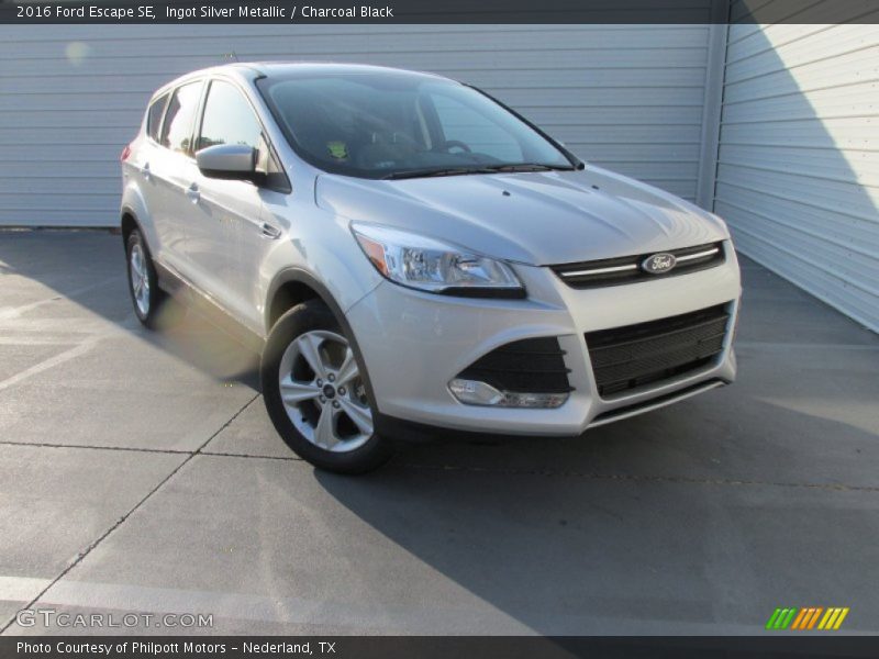 Ingot Silver Metallic / Charcoal Black 2016 Ford Escape SE