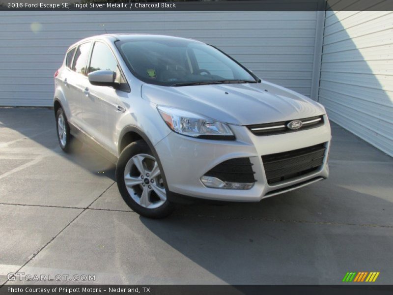 Ingot Silver Metallic / Charcoal Black 2016 Ford Escape SE