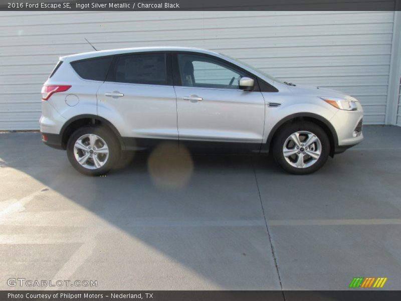 Ingot Silver Metallic / Charcoal Black 2016 Ford Escape SE