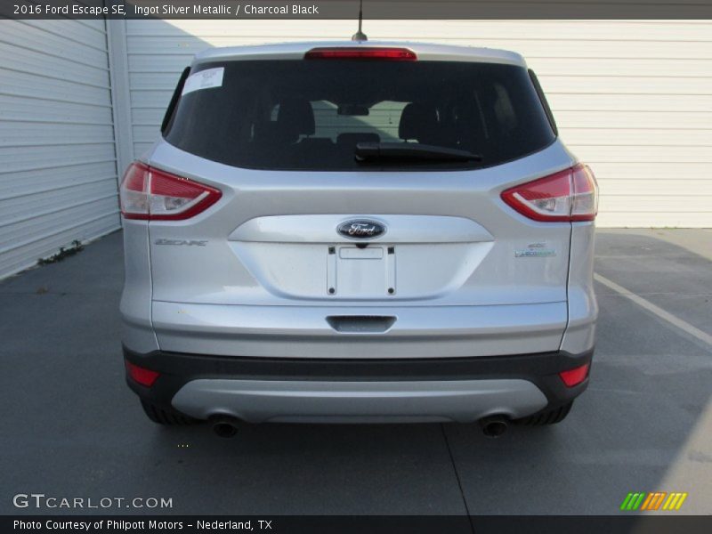 Ingot Silver Metallic / Charcoal Black 2016 Ford Escape SE