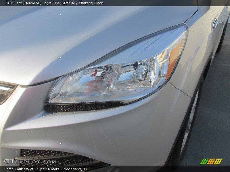 Ingot Silver Metallic / Charcoal Black 2016 Ford Escape SE