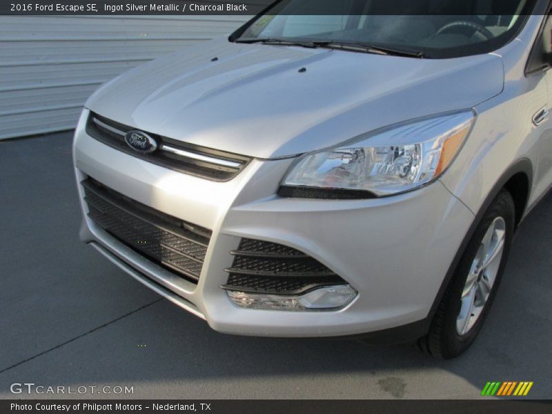 Ingot Silver Metallic / Charcoal Black 2016 Ford Escape SE