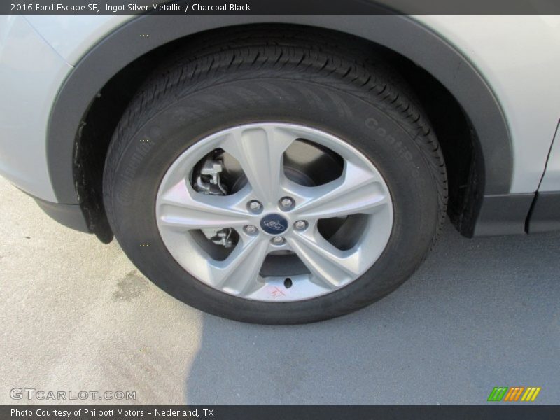 Ingot Silver Metallic / Charcoal Black 2016 Ford Escape SE
