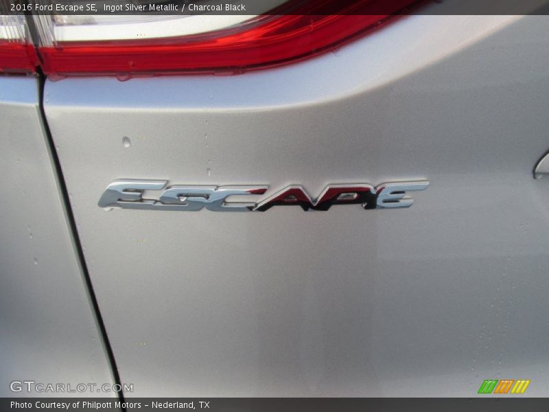 Ingot Silver Metallic / Charcoal Black 2016 Ford Escape SE