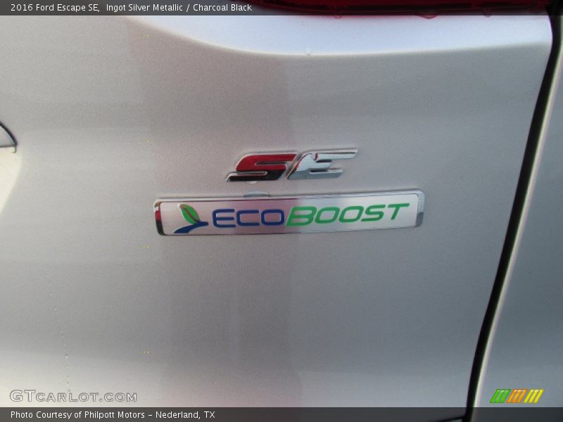 Ingot Silver Metallic / Charcoal Black 2016 Ford Escape SE