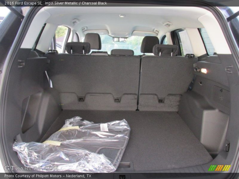 Ingot Silver Metallic / Charcoal Black 2016 Ford Escape SE