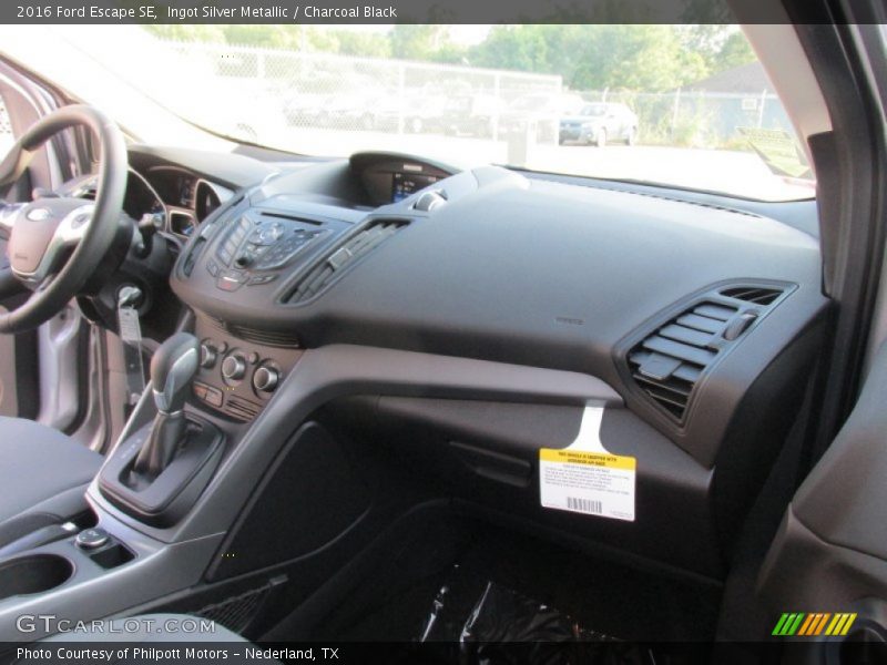 Ingot Silver Metallic / Charcoal Black 2016 Ford Escape SE