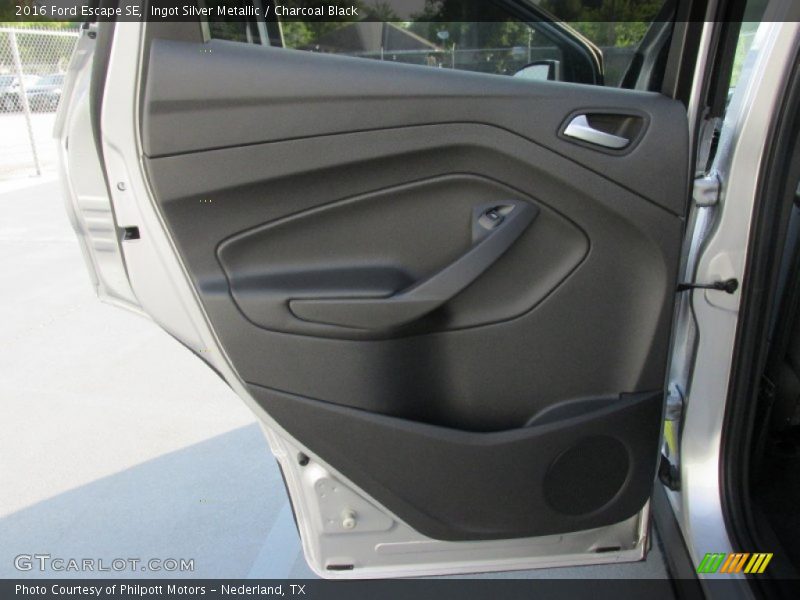 Ingot Silver Metallic / Charcoal Black 2016 Ford Escape SE