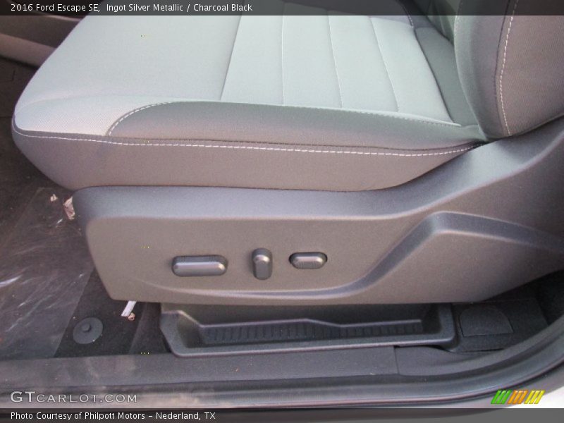 Ingot Silver Metallic / Charcoal Black 2016 Ford Escape SE