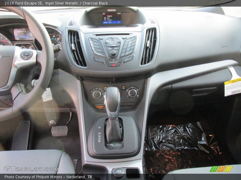 Ingot Silver Metallic / Charcoal Black 2016 Ford Escape SE