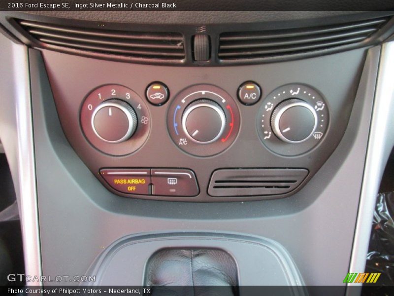 Ingot Silver Metallic / Charcoal Black 2016 Ford Escape SE