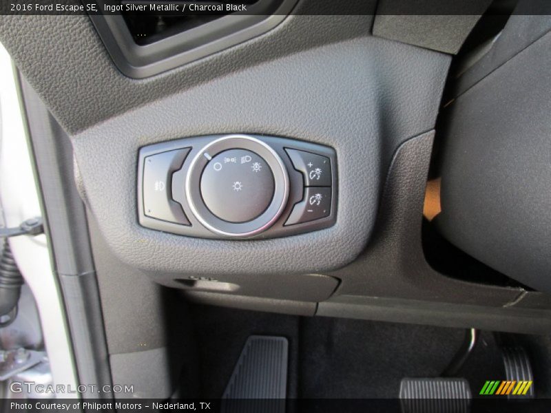 Ingot Silver Metallic / Charcoal Black 2016 Ford Escape SE