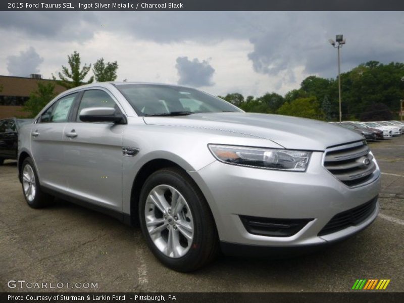 Front 3/4 View of 2015 Taurus SEL