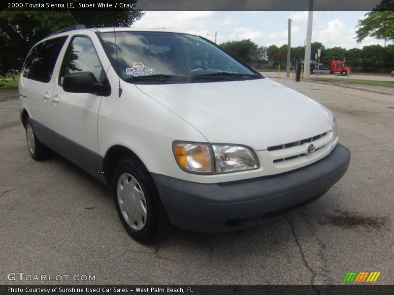 Front 3/4 View of 2000 Sienna LE