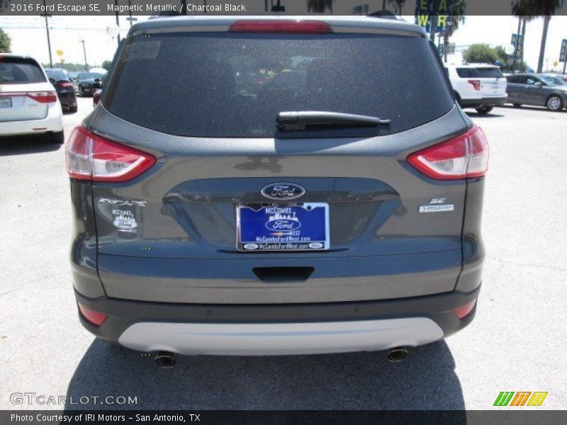 Magnetic Metallic / Charcoal Black 2016 Ford Escape SE