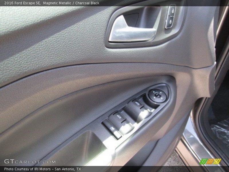 Magnetic Metallic / Charcoal Black 2016 Ford Escape SE