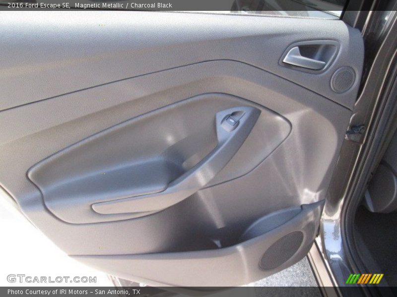 Magnetic Metallic / Charcoal Black 2016 Ford Escape SE
