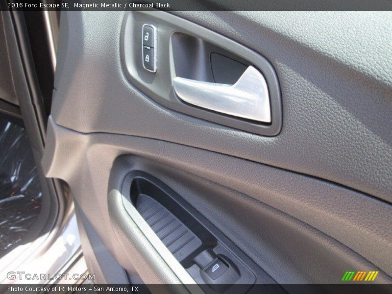 Magnetic Metallic / Charcoal Black 2016 Ford Escape SE