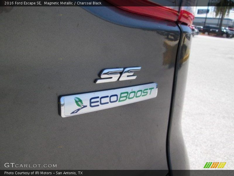 Magnetic Metallic / Charcoal Black 2016 Ford Escape SE