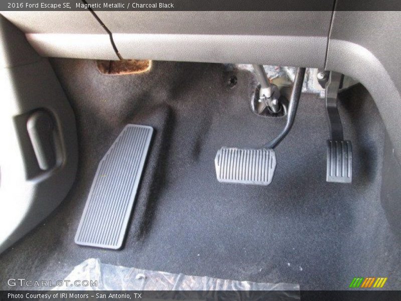 Magnetic Metallic / Charcoal Black 2016 Ford Escape SE