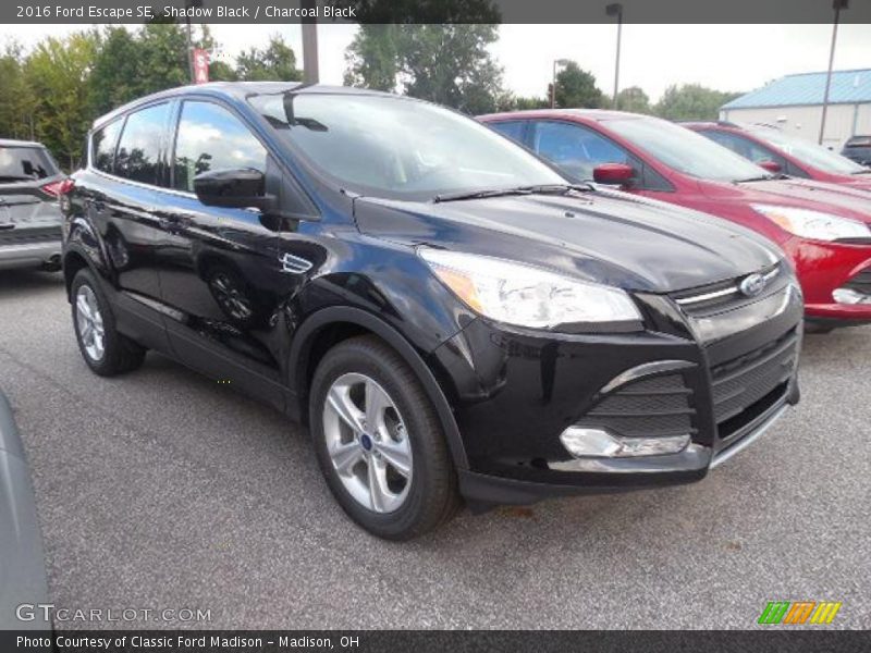 Front 3/4 View of 2016 Escape SE
