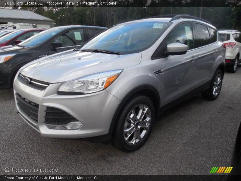 Front 3/4 View of 2016 Escape SE