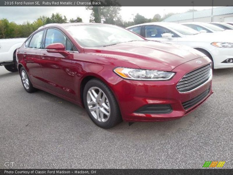 Ruby Red Metallic / Charcoal Black 2016 Ford Fusion SE
