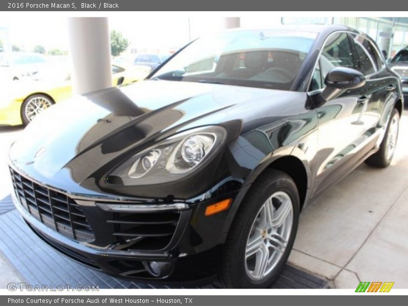 Front 3/4 View of 2016 Macan S