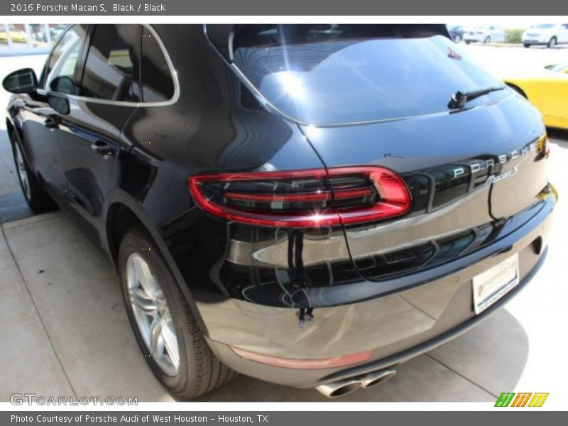 Black / Black 2016 Porsche Macan S