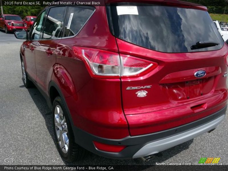 Ruby Red Metallic / Charcoal Black 2016 Ford Escape SE