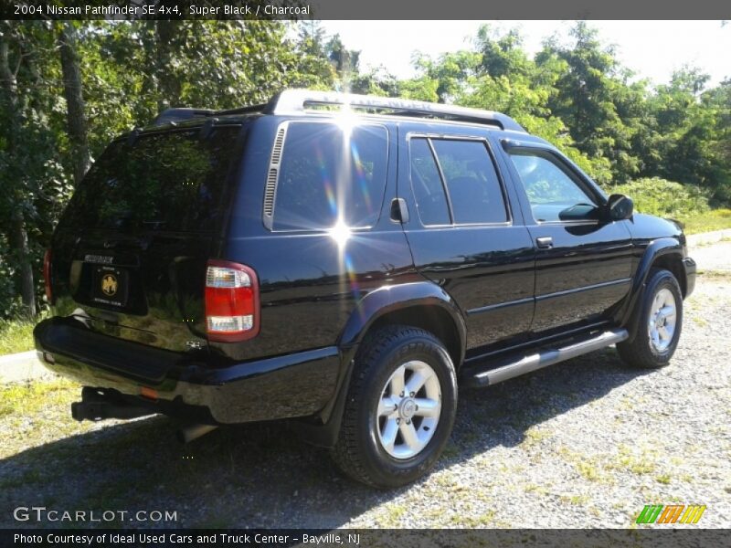 Super Black / Charcoal 2004 Nissan Pathfinder SE 4x4