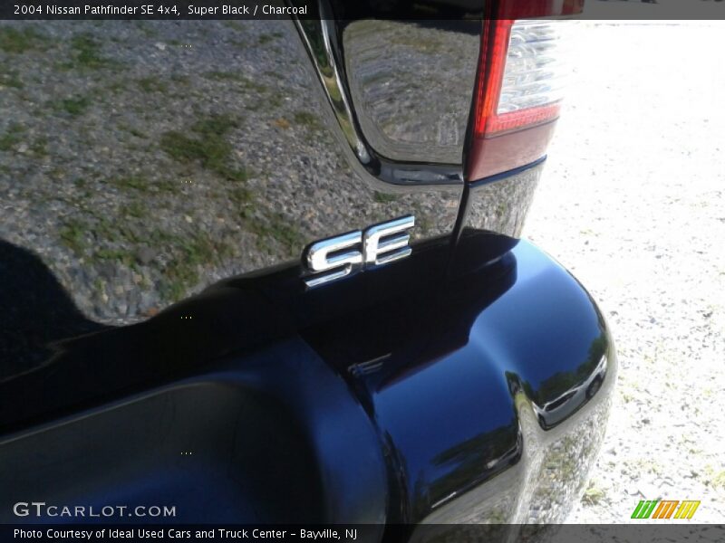Super Black / Charcoal 2004 Nissan Pathfinder SE 4x4