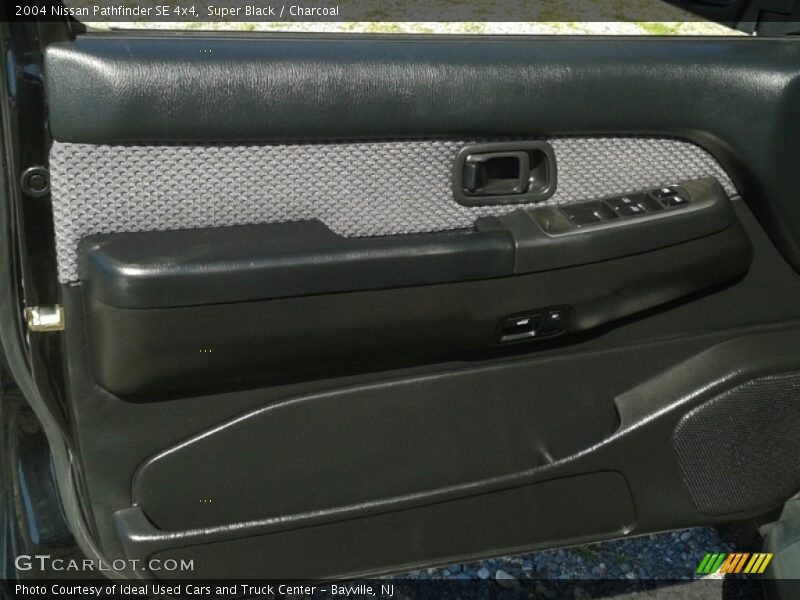 Super Black / Charcoal 2004 Nissan Pathfinder SE 4x4