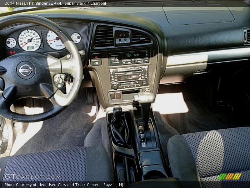 Super Black / Charcoal 2004 Nissan Pathfinder SE 4x4