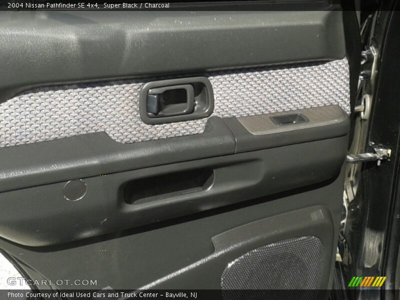Super Black / Charcoal 2004 Nissan Pathfinder SE 4x4