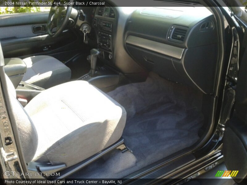 Super Black / Charcoal 2004 Nissan Pathfinder SE 4x4