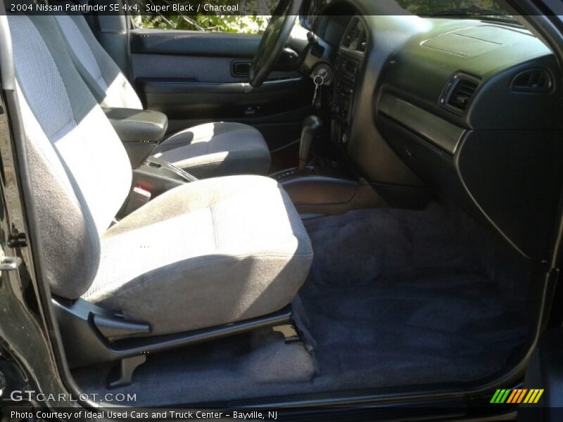 Super Black / Charcoal 2004 Nissan Pathfinder SE 4x4