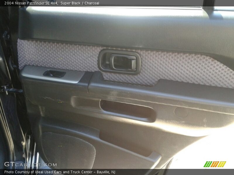 Super Black / Charcoal 2004 Nissan Pathfinder SE 4x4