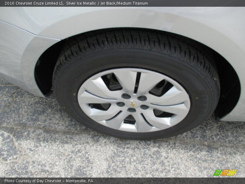 Silver Ice Metallic / Jet Black/Medium Titanium 2016 Chevrolet Cruze Limited LS