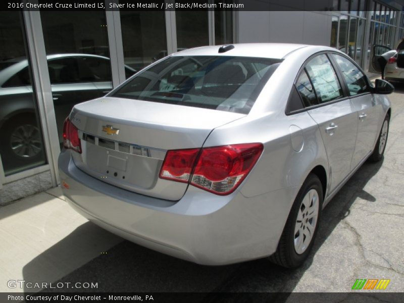 Silver Ice Metallic / Jet Black/Medium Titanium 2016 Chevrolet Cruze Limited LS
