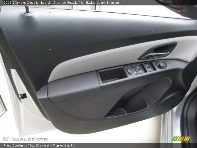 Silver Ice Metallic / Jet Black/Medium Titanium 2016 Chevrolet Cruze Limited LS