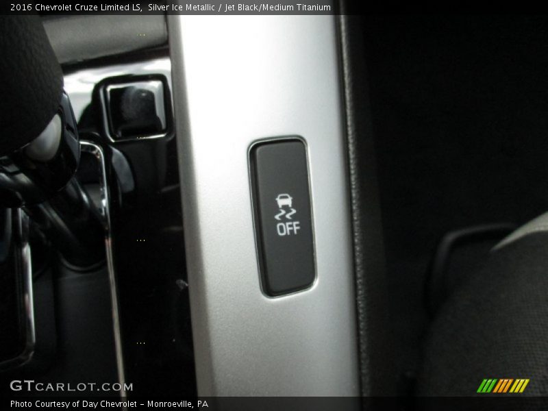 Silver Ice Metallic / Jet Black/Medium Titanium 2016 Chevrolet Cruze Limited LS