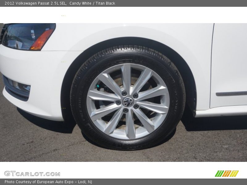 Candy White / Titan Black 2012 Volkswagen Passat 2.5L SEL